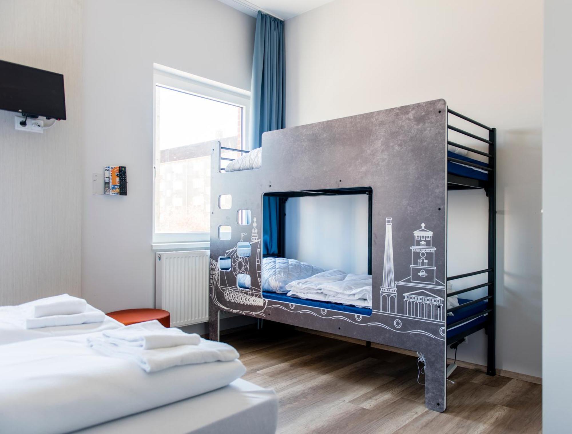Cama en habitación compartida con 4 camas